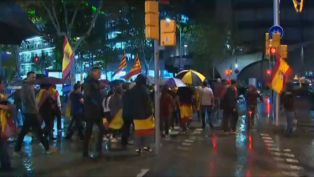 Decenas de ciudadanos se manifiestan en Barcelona a favor de la unidad de España