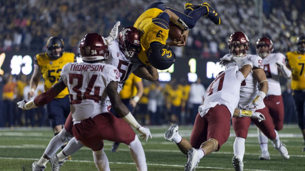 ¡El touchdown más impresionante del fútbol americano universitario! Salta por encima de su rival dando una voltereta