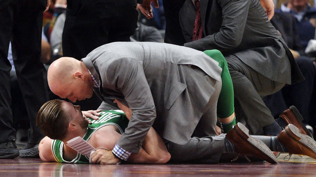 La escalofriante lesión de Gordon Hayward a los cinco minutos de debutar con los Celtics La escalofriante lesión de Gordon Hayward a los cinco minutos de debutar con los Celtics