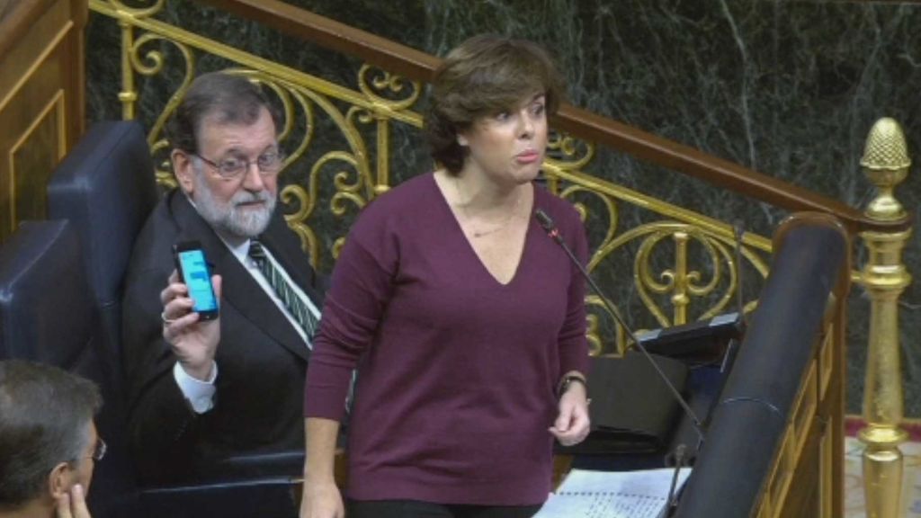 El gesto de Rajoy a Rivera para que mire el móvil durante la sesión de control