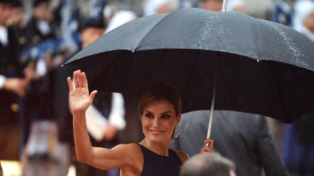 Doña Letizia saluda a su llegada al Auditorio de Oviedo