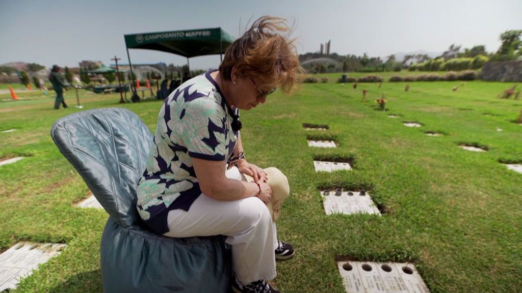 Juana encuentra por fin la tumba de su hijo, que murió enfermo en una cárcel de Perú