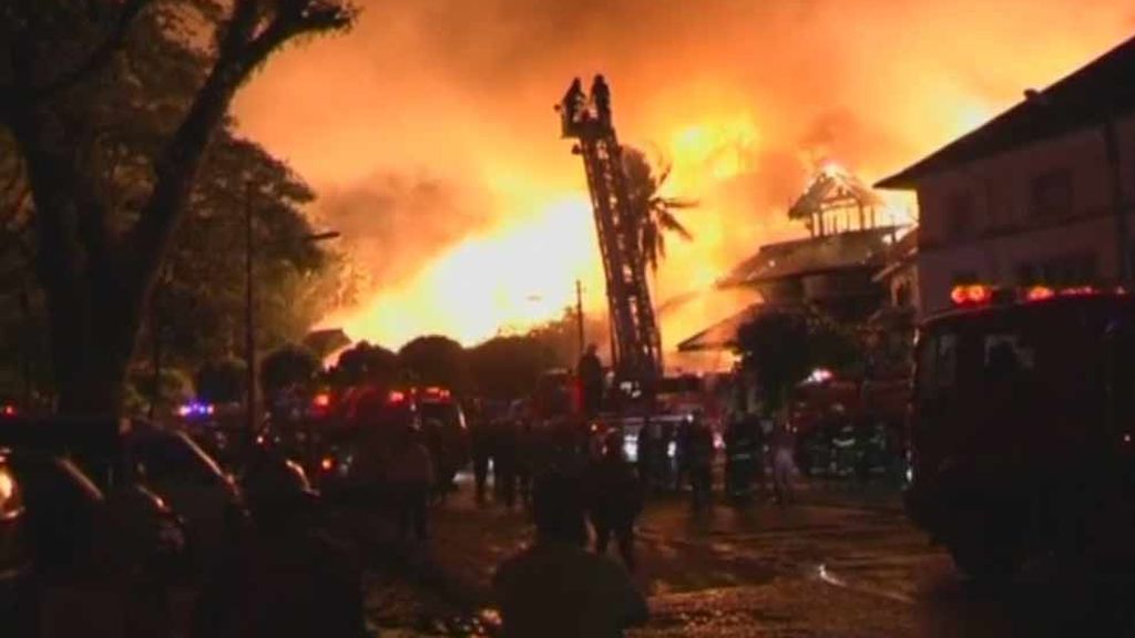 Espectacular incendio en un hotel en Birmania