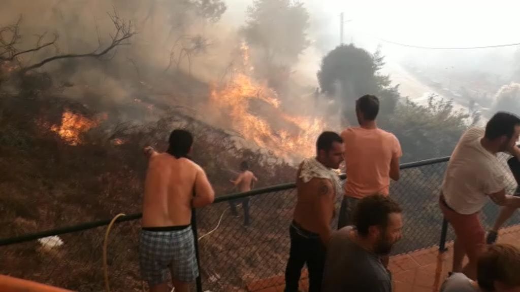 Cadena humana contra el fuego en Baiona