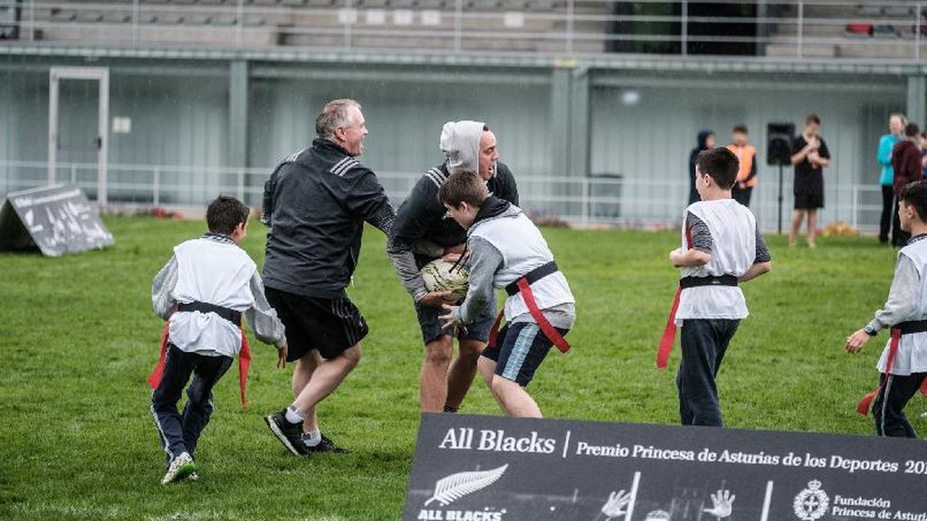 Ochocientos niños de Gijón, ‘Small Blacks’ por un día gracias a varios jugadores de la selección neozelandesa de rugby