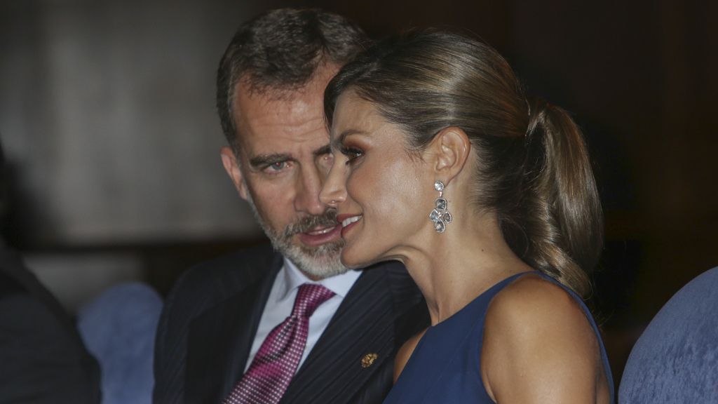 Felipe VI comparte unas palabras con la Reina momentos antes del concierto