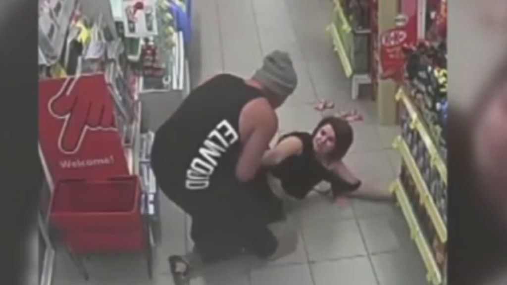 Brutal agresión de un joven a su novia en una gasolinera