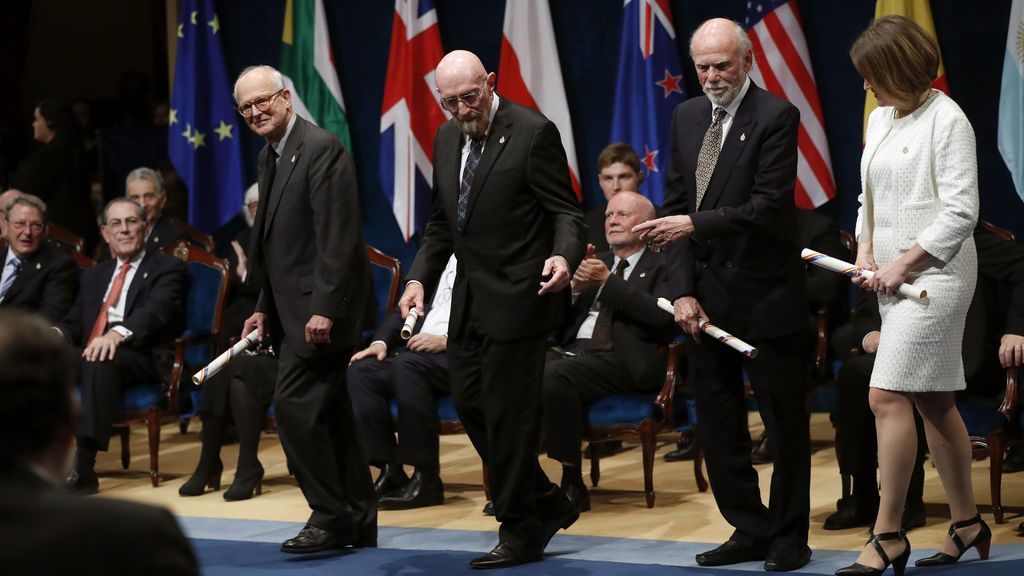 Los físicos Rainer Weiss (i), Kip S. Thorne (c), Barry C. Barish (2d) y Laura Cadonati, representante de la Colaboración Científica LIGO, siglas en inglés del Laboratorio de Ondas Gravitacionales, tras recibir el premio Princesa de Asturias de Investigación Científica y Técnica 2017