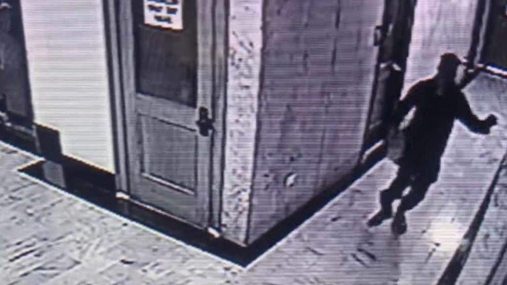 Así huye del lugar que acaba de robar: a la pata coja y con una pierna colgando