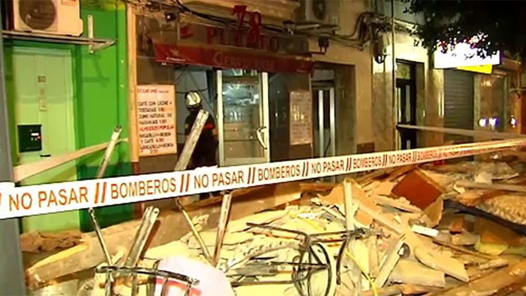 Susto que pudo acabar en tragedia tras derrumbarse un edificio sobre un bar en Valencia