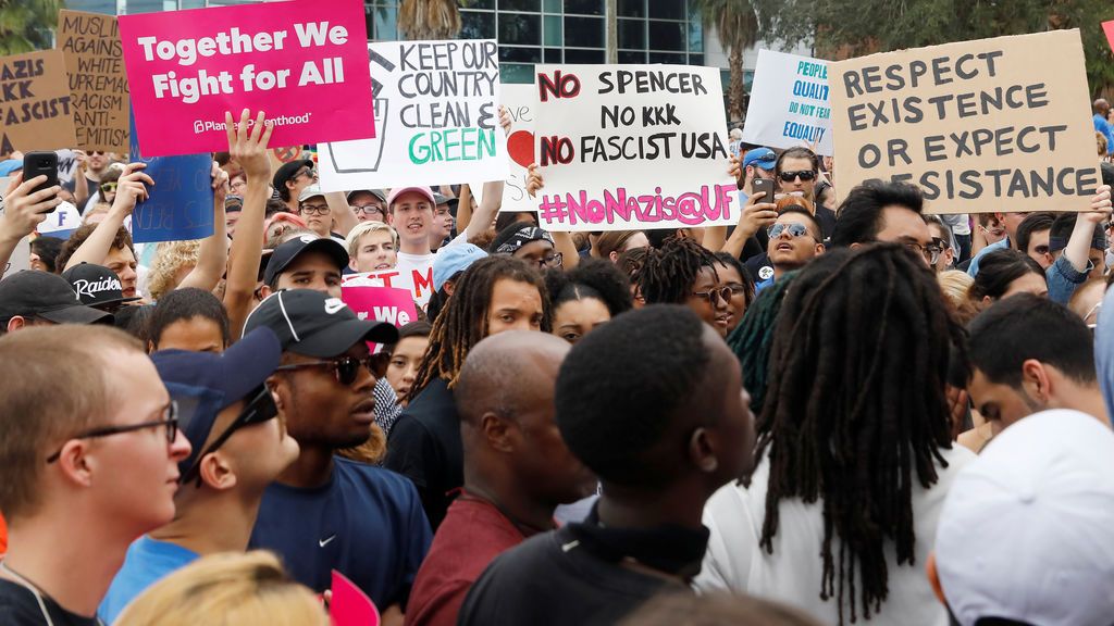 Protestas en la Universidad de Florida por la presencia del neonazi Richard Spencer
