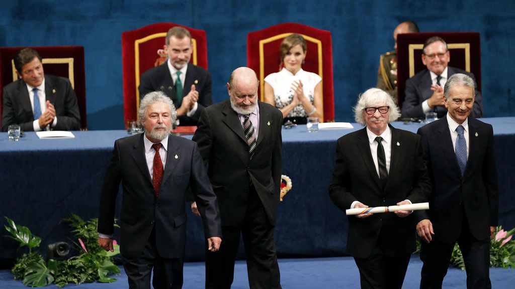 Los componentes de Les Luthiers tras recibir de manos del rey Felipe el Premio Princesa de Asturias 2017 de la Comunicación y Humanidades