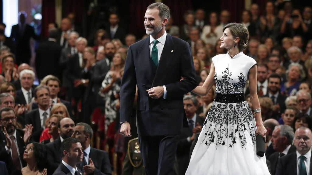 El rey Felipe VI y la reina Letizia a su entrada en el Teatro Campaoamor de Oviedo