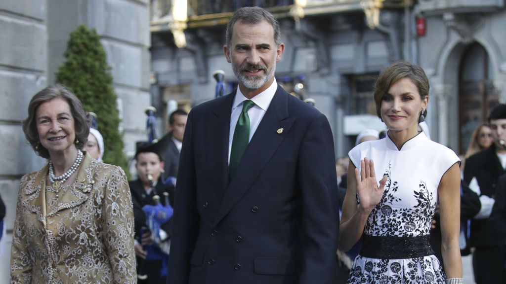 Los Reyes Felipe VI y Letizia, junto a la reina Sofía, a su llegada a la ceremonia de entrega de los Premios