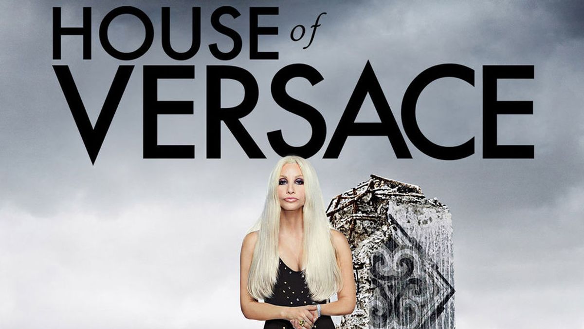 El lujo más excesivo llega el lunes 23 a Divinity con 'House of Versace': el biopic de Donatella, la 'signora' de la moda