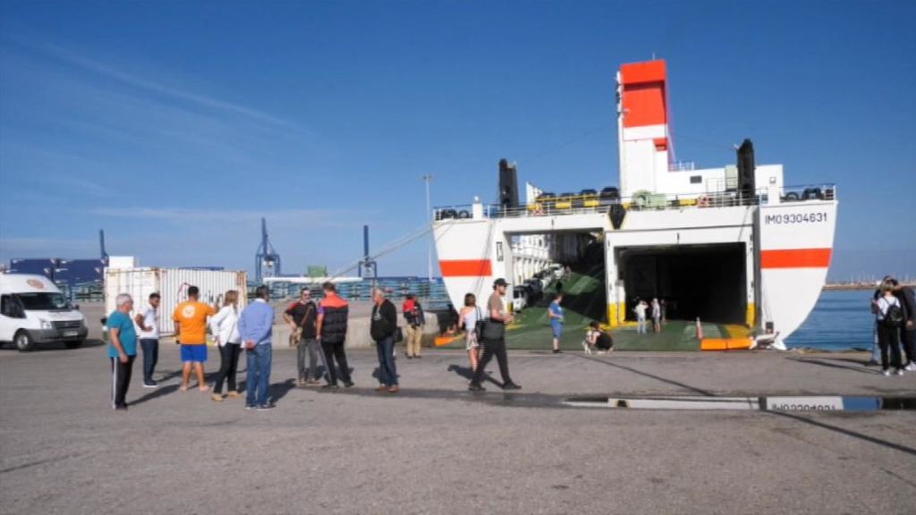 Los pasajeros del ferry de Trasmediterranea viajarán a Canarias en avión cuatro días después