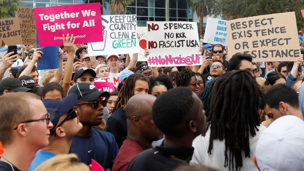 Protestas en la Universidad de Florida por la presencia del neonazi Richard Spencer