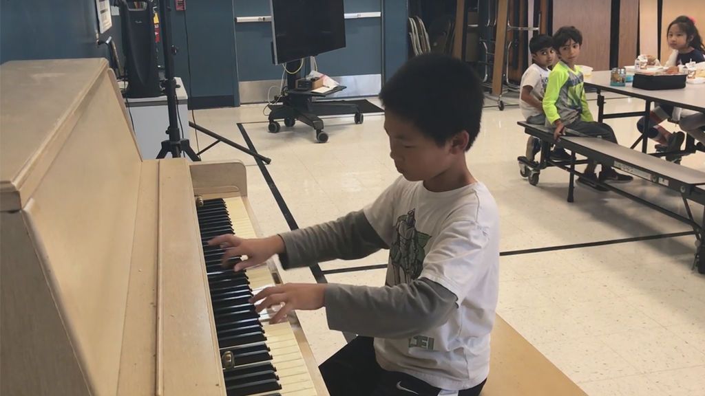 Virtuosismo puro de un niño de 10 años tocando el piano a la hora del recreo