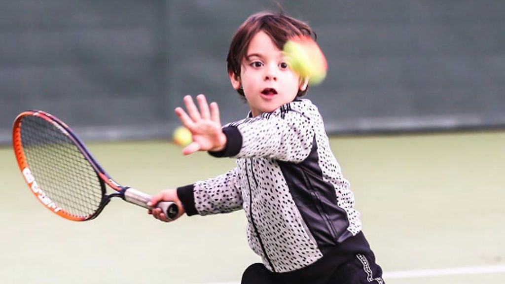 Tiene cinco años, ha practicado tres deportes y es un niño prodigio del tenis