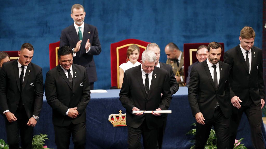 Los representantes de All Blacks, la selección masculina de rugby de Nueva Zelanda, el director ejecutivo Steve Tew (c), y los jugadores y exjugadores Grant Fox (3d), Israel Dagg (i), Jordie Barrett (d), Keven Mealamu (2i), y Conrad Smith (2d)