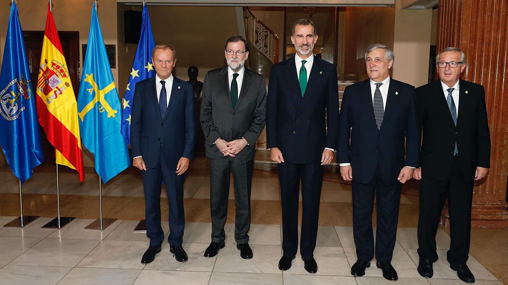 El Rey Felipe VI posa junto al presidente del Gobierno español, Mariano Rajoy , el presidente del Consejo Europeo, Donald Tusk , el presidente del Parlamento Europeo, Antonio Tajani , y el presidente de la Comisión Europea (CE), Jean-Claude Juncker .