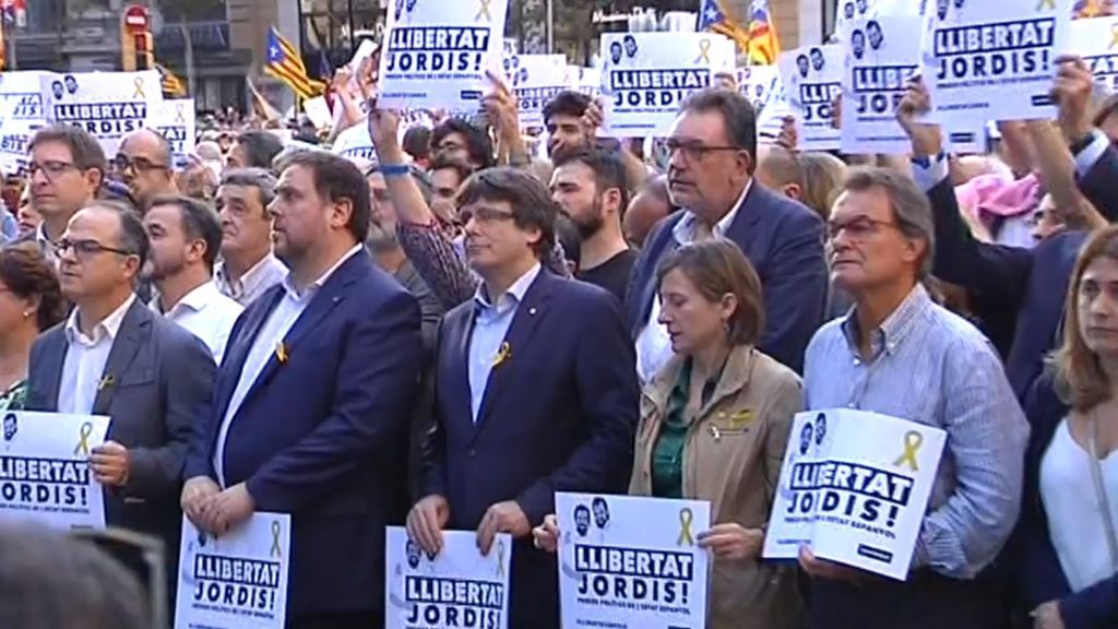 Multitudinaria manifestación en Barcelona por la libertad de los 'Jordis'