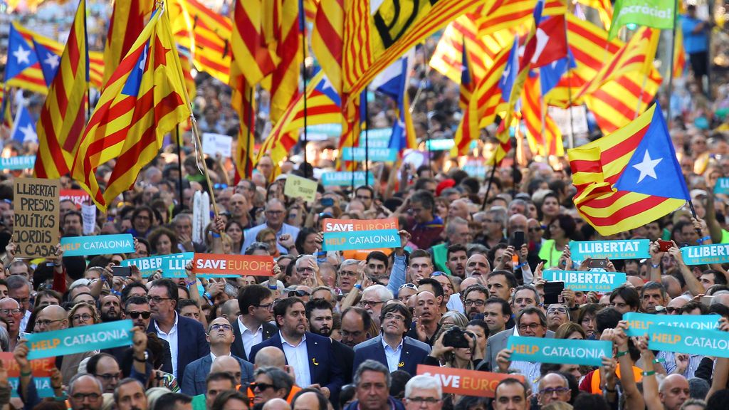 El presidente del Govern, Carles Puigdemont, y el vicepresidente, Oriol Junqueras, en la manifestación en Barcelona El presidente del Govern, Carles Puigdemont, y el vicepresidente, Oriol Junqueras, en la manifestación en Barcelona