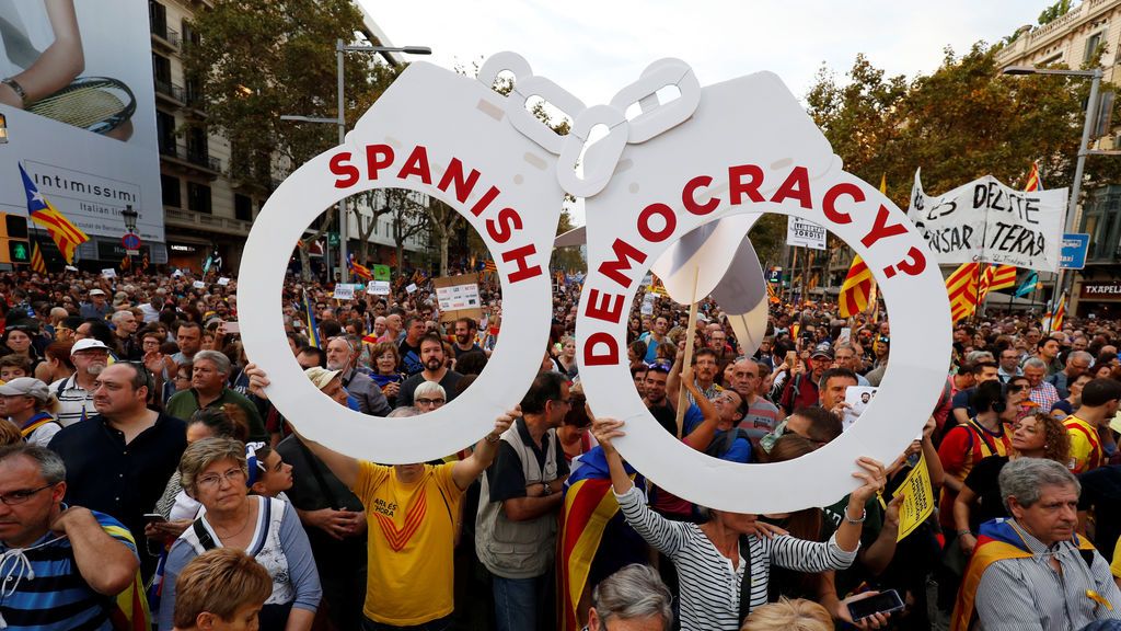 Multitudinaria manifestación en Barcelona por la libertad de los 'Jordis'