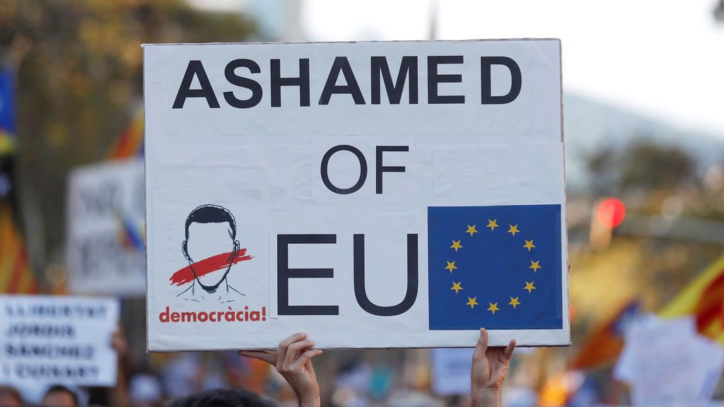 Multitudinaria manifestación en Barcelona por la libertad de los 'Jordis'