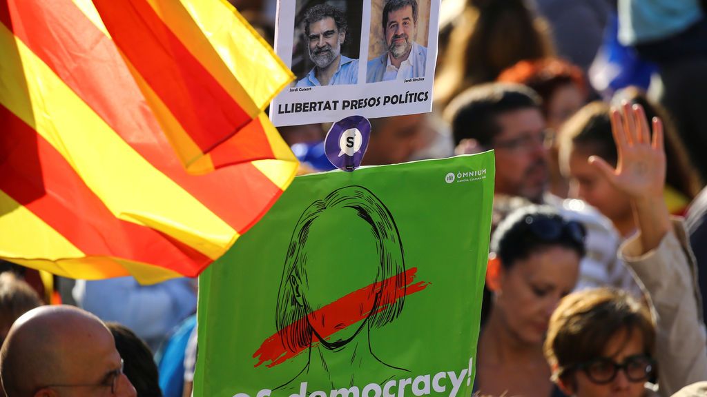 Cartel de Òmnium pidiendo la libertad de los 'Jordis'