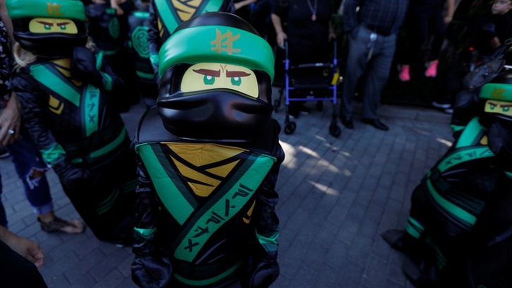 La Policía irrumpe en una juguetería para aplicar la ley antiburka por un disfraz