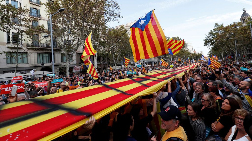 Multitudinaria manifestación en Barcelona por la libertad de los 'Jordis'