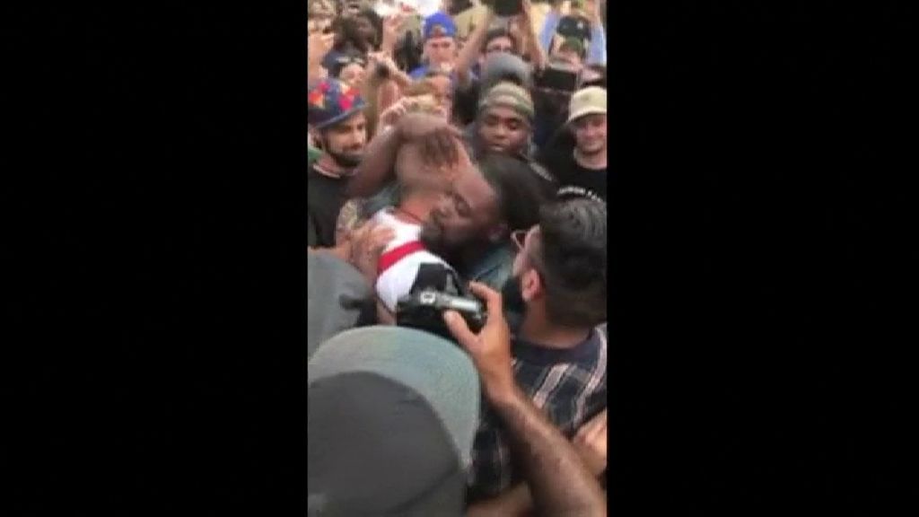 Un afroamericano abraza a un neonazi en una protesta antisupremacista en EE UU