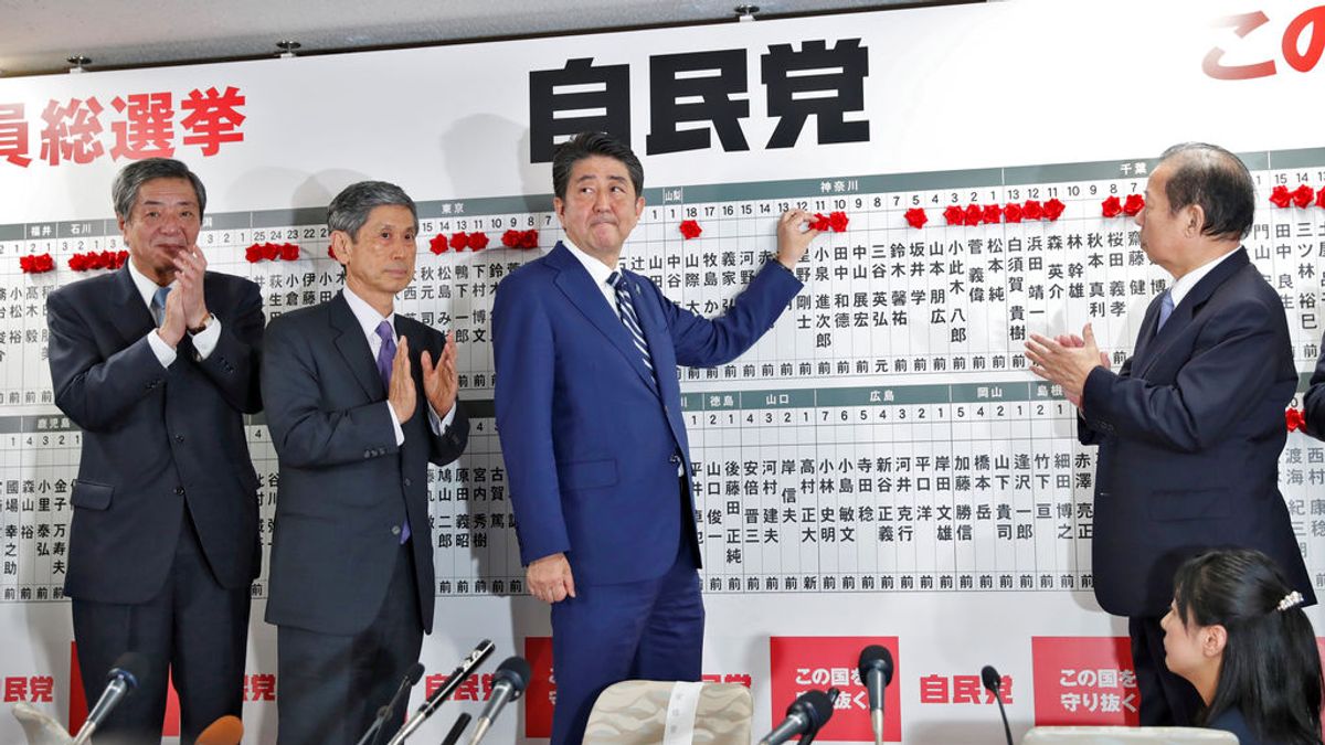 El primer ministro de Japón, Shinzo Abe, líder del Partido Liberal Demócrata, posa en el cuartel general de su partido durante las elecciones de este domingo