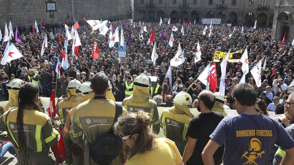 La ciudadanía desborda Santiago contra el fuego y las políticas de la Xunta