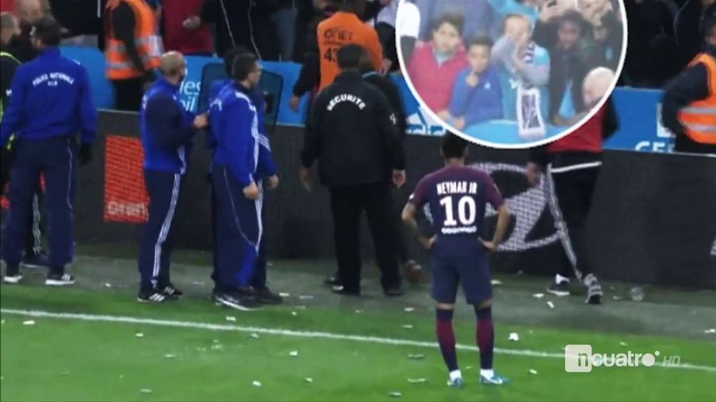 El lamentable comportamiento de los hinchas del Marsella con Neymar: Bocadillos, vasos y cortes de manga El lamentable comportamiento de los hinchas del Marsella con Neymar: Bocadillos, vasos y cortes de manga