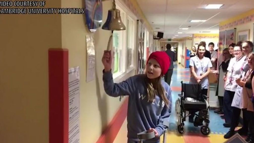 Emotivo momento en el que una niña de 12 años celebra su última sesión de quimioterapia
