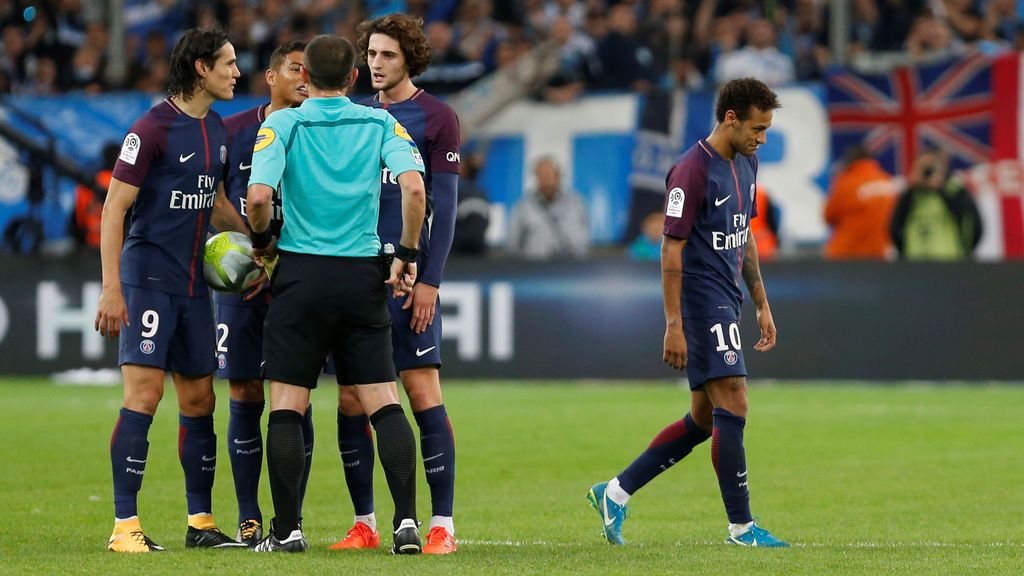 Un cabezazo de Neymar le cuesta la expulsión y Cavani salva al PSG en el clásico de Francia