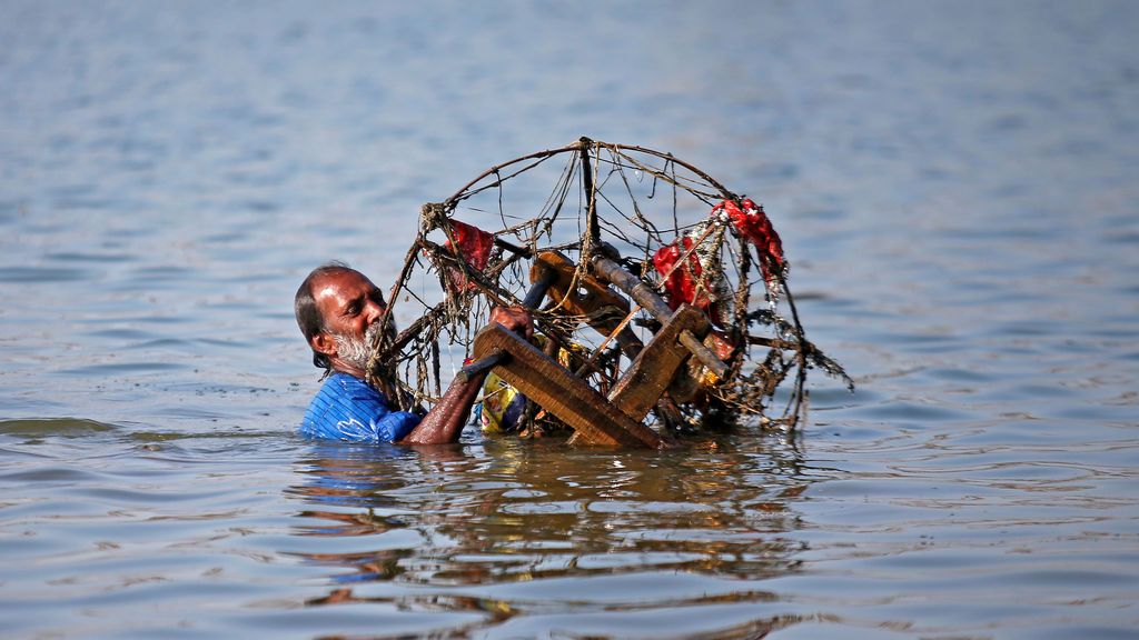 Saca basuras del mar, en India