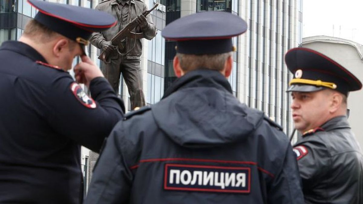 Un hombre armado irrumpe en una radio rusa y apuñala en el cuello a una periodista