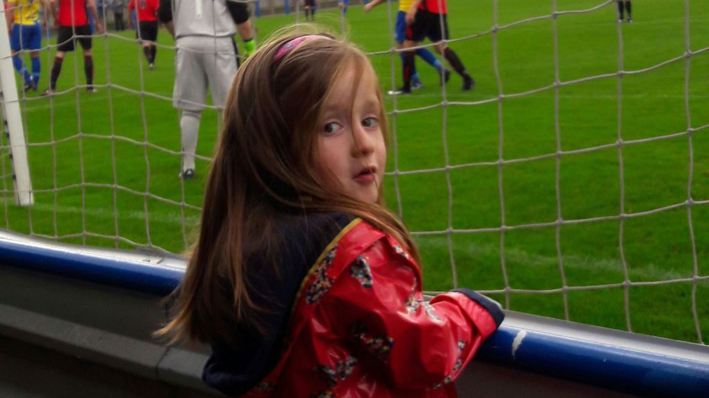 Esta niña fue con su padre al fútbol, vio a una mujer árbitro… ¡y esto es lo que pasó!