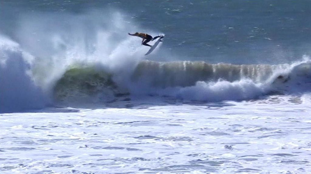 Los mejores surfistas del mundo demuestran sus habilidades en la playa de los Supertubos