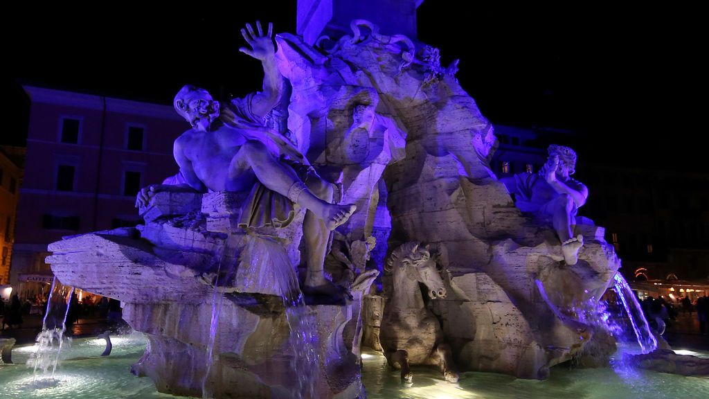 La fuente de los cuatro ríos iluminada de color azul el Roma