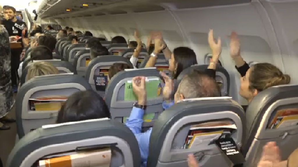 Los pasajeros de un vuelo Madrid-A Coruña reciben un sorprendente regalo
