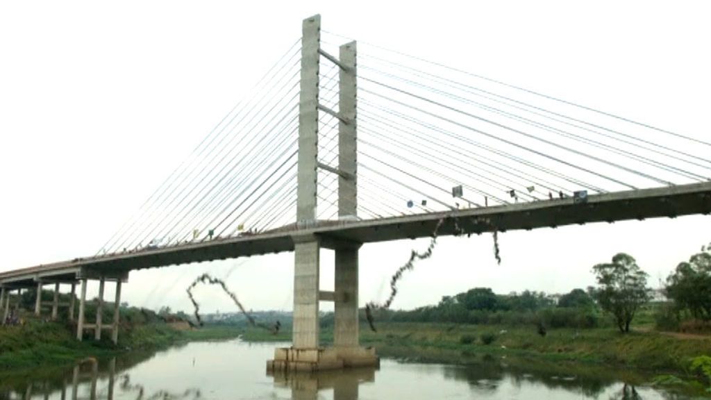 Nuevo récord Guinness:  Más de 200 personas se tiran a la vez de un puente