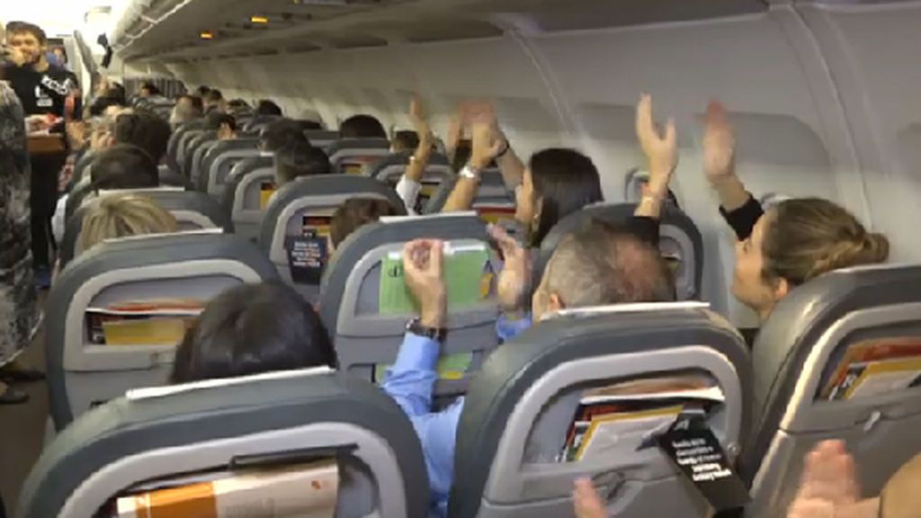 Los pasajeros de un vuelo Madrid-A Coruña reciben un sorprendente regalo