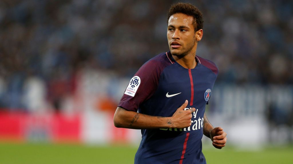 Neymar va a su ritmo: sale tarde al partido y se va el primero al ser expulsado Neymar va a su ritmo: sale tarde al partido y se va el primero al ser expulsado