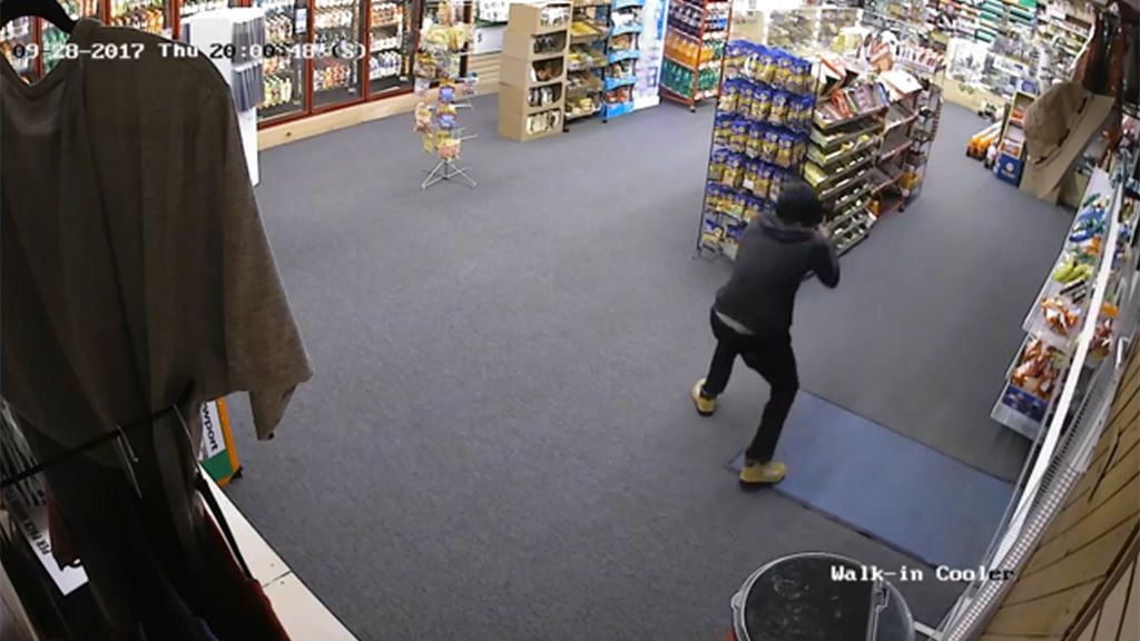 Intenta robar en una tienda y sale escaldado