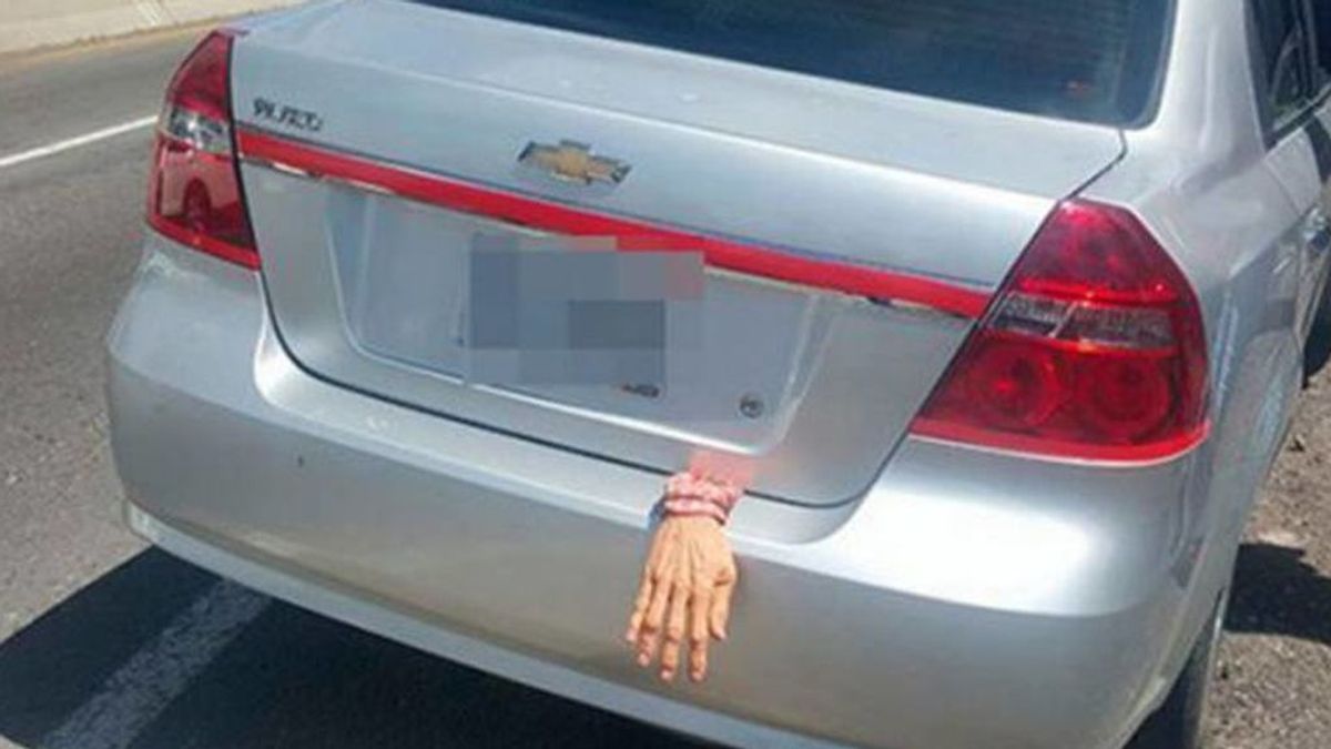 Una mano colgaba por fuera de su maletero y acabó detenido en México