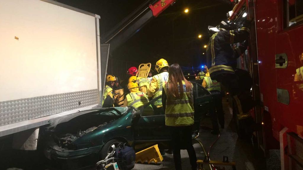 Aparatoso accidente de un coche que se ha empotrado contra un camión en Madrid